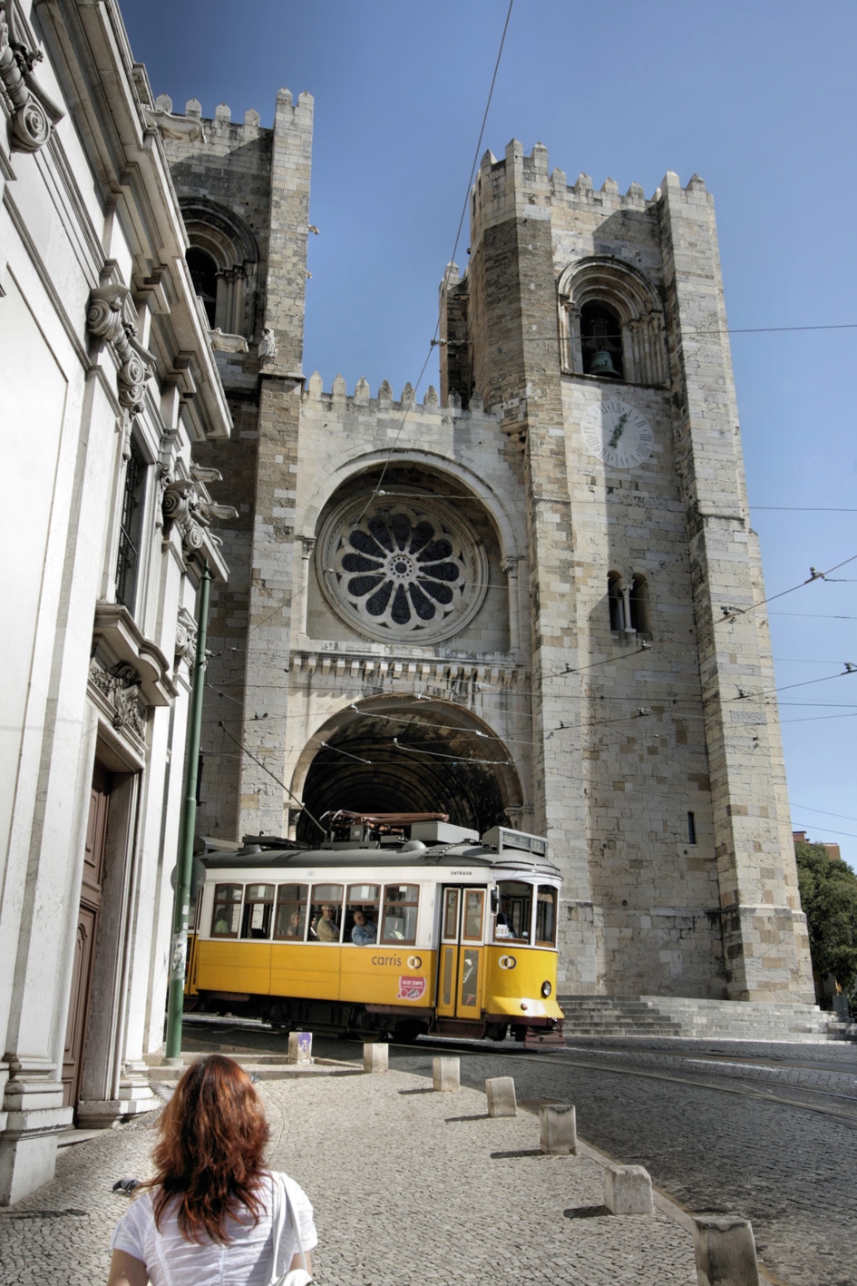 A Sé Katedrális elegáns, de visszafogott román stílusban épült