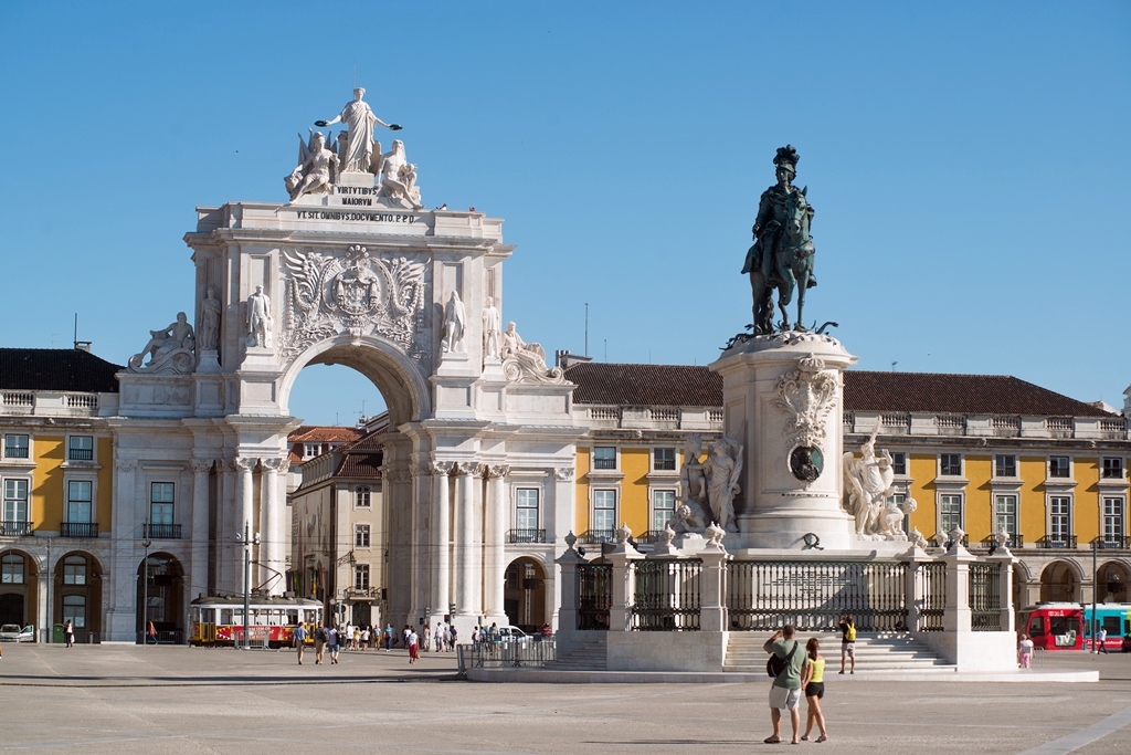 Praça do Comersio tér közepén kapott helyet az újjáépítő I. József király lovas szobra