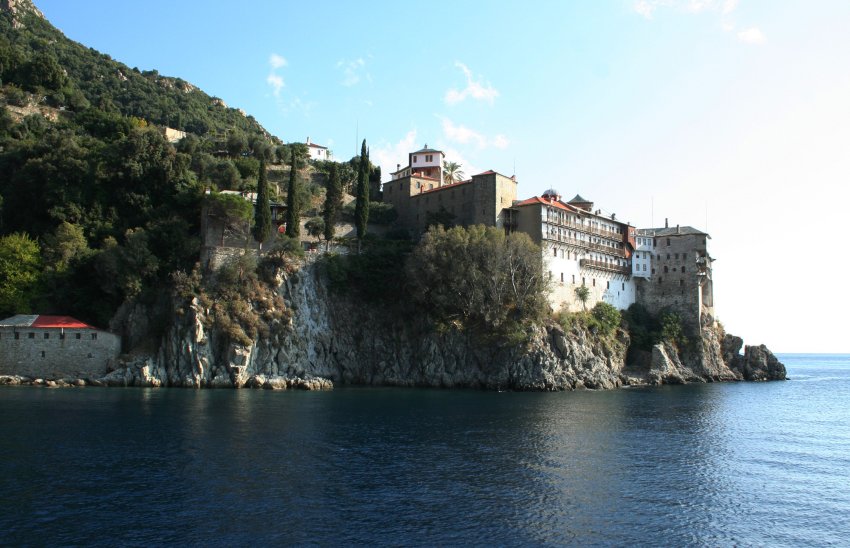 A general view of Gregoriou Monastery in Orthodox monastic community of Mount Athos October 22, 2008. Mount Athos is like nowhere on earth. Despite protests from the European parliament, women are still banned from the rugged 300 sq Km (115.8 sq mile) peninsula, dedicated to the Virgin Mary since 1060. Athos still uses the MEdieval Julian calendar, running 13 days behind the modern Gregorian one. Days begin at sunset with vespers and after  a few hours sleep, prayers restart at 3 a.m. Picture taken October 22.  REUTERS/Daniel Flynn  (GREECE)