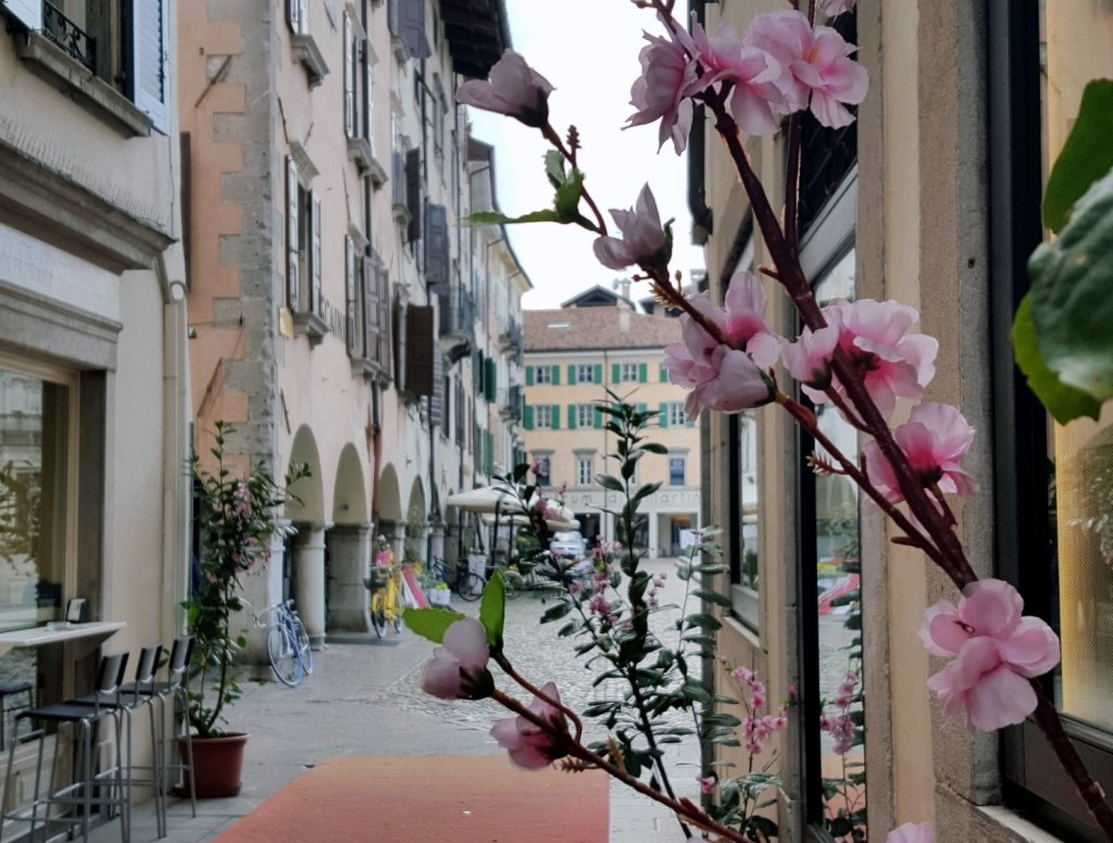 A város Friuli történelmi székhelye, utcácskái minden nap tartogatnak valami felfedeznivalót