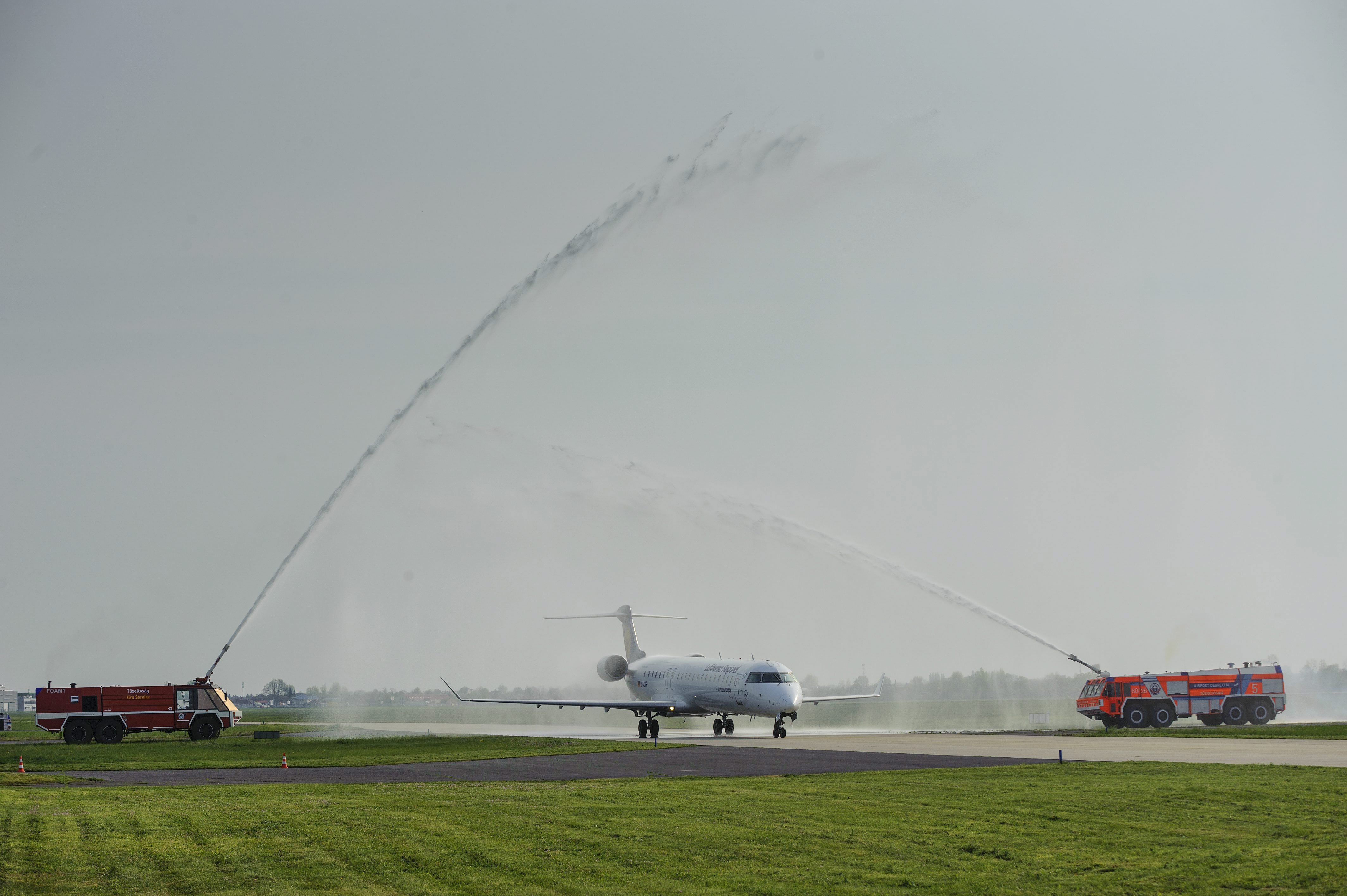 Az első járatot hagyományosan fogadták a debreceni repülőtéren: a Bombardier CRJ 900-as típusú, 98 személyes repülőgép két vízsugár alatt gördült be a légikikötőbe. MTI Fotó: Czeglédi Zsolt