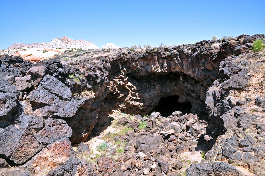 Lava Flow Trail - a 27000 évvel ezelőtti vulkánkitörés lávafolyamán sétáltunk útba ejtve két jól látható lávabarlangot is
