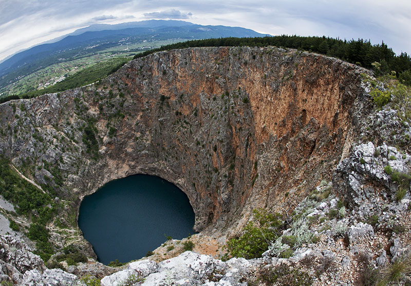 Карстовая воронка что это такое. Красное озеро карстовая воронка. Карстовая воронка в Хорватии. Красное озеро (Хорватия). Карстовые озера Хорватии.