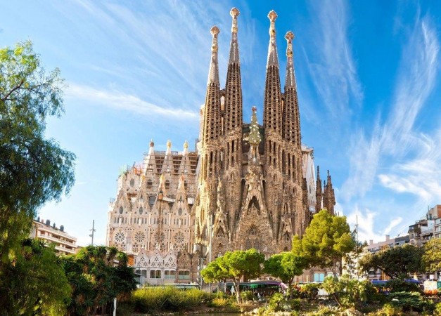 Barcelona legjellegzetesebb épülete az Antoni Gaudi által tervezett Sagrada Familia katedrális