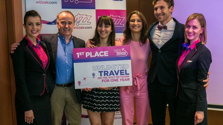 A WIZZ Youth Challenge győztesei és Owain Jones, a Wizz Air vállalati kapcsolatok igazgatója