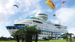 A Sun Cruise Resort & Yacht Hotel egy hatalmas óceánjáró hajónak álcázva magát