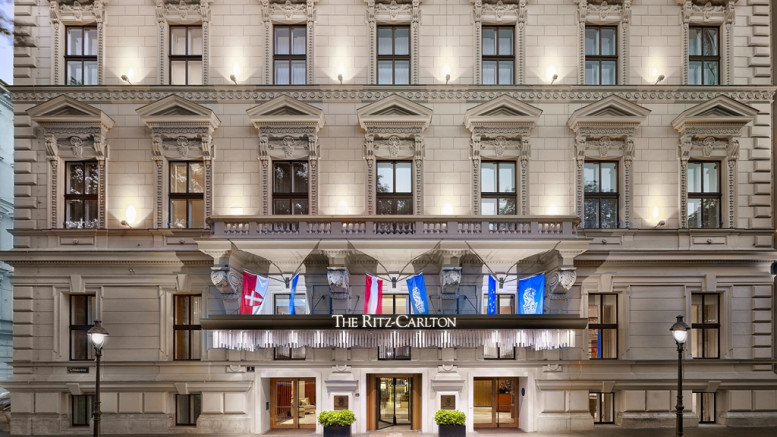 A bécsi Ritz-Carltonba lépve azzal az emberarcú, funkcionális luxussal találkozunk, amelyben fesztelenül jól érezhetjük magunkat; Copyright 2013 Matthew Shaw