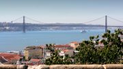 Lisszaboni látkép, háttérben a Tejót átívelő Április 25. híddal; Fotók: Fotók: ©Turismo de Lisboa