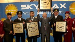 A Qatar Airways Csoport vezérigazgatója Mr Akbar Al Baker és a Hamad Nemzetközi Repülőtér vezérigazgatója Mr Badr Mohammed Al Meer vették át a Skytrax díjakat   