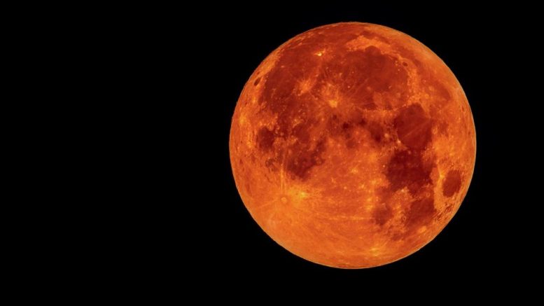 A holdfogyatkozás csillagászati jelenség, amelynek során a Hold részben vagy egészen a Föld árnyékába kerül. Akkor jön létre, ha a Föld a Nap és a Hold között van, és a Föld árnyéka vagy félárnyéka a Holdra vetődik