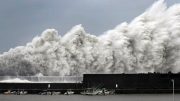 Óriási hullámok Aki Kochi prefektúra halászati kikötőjében ahogy kedden Jebi Tájfun közelít Nyugat-Japánhoz; Fotó: The Japan Times