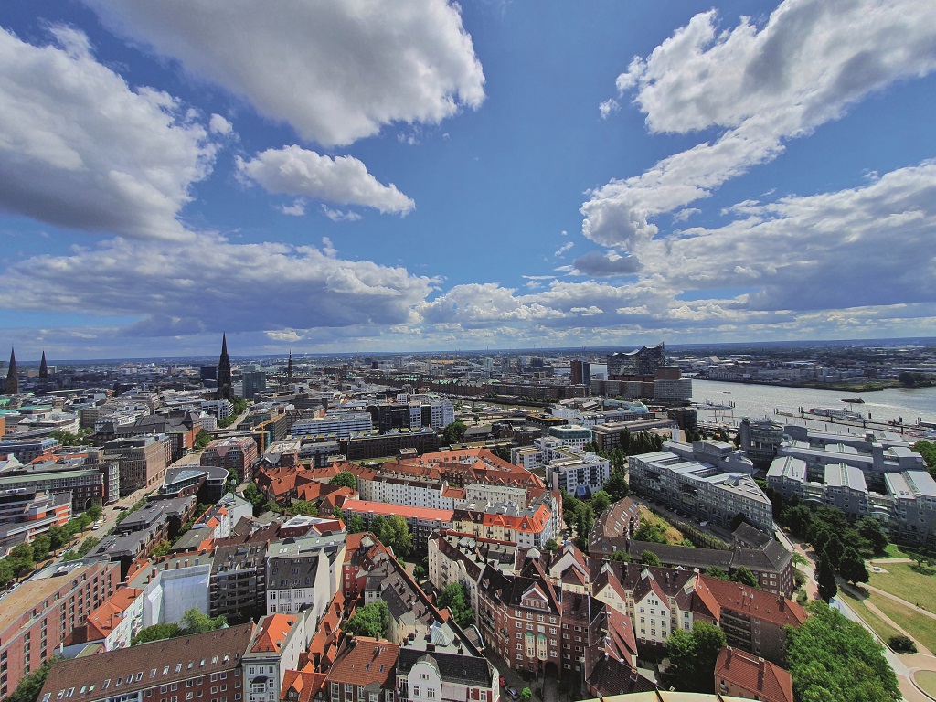 Ezerarcú tengeri kapu futurisztikus városnegyeddel és történelmi tornyokkal – Moin Hamburg!