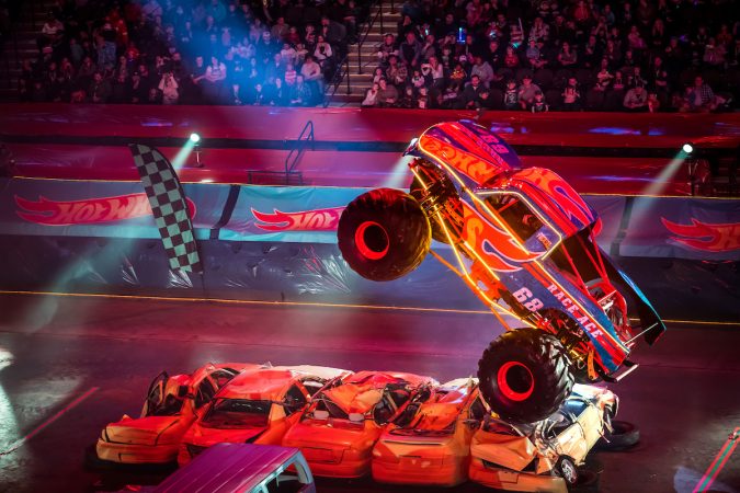 Őrült autóóriás show Pesten: jön a Hot Wheels Monster Trucks Live Glow Party