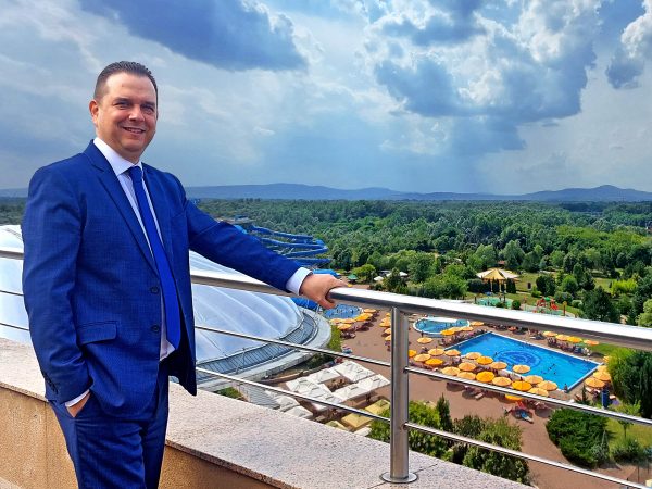 Ne főnök legyél, hanem vezető – Sivó Roland az Aquaworld Resort Budapest igazgatója.