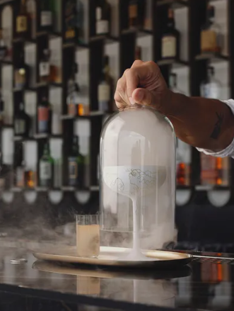 Műalkotás a műalkotásban – egyedi koktél Anna Amélie és a White Raven Skybar együttműködésében