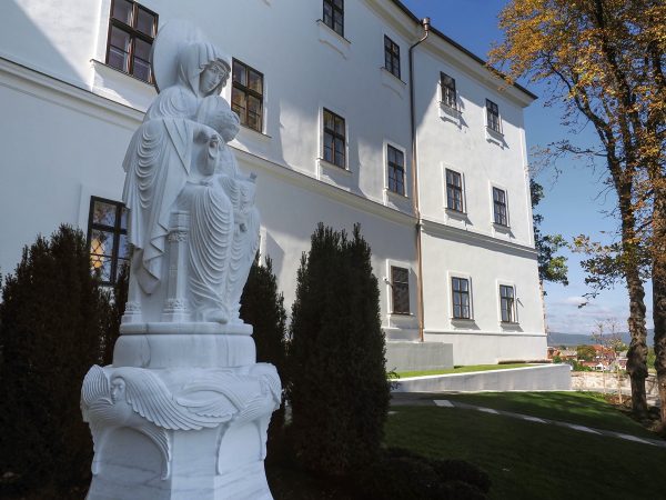 Megújult várséták és új Mária-szobrok Veszprémben