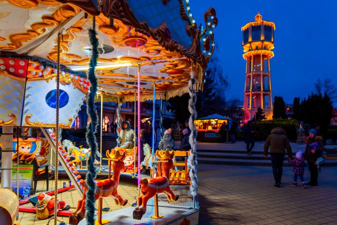 Advent Siófokon: panorámás jégpálya, hófánk és ünnepi attrakciók a téli Balaton partján