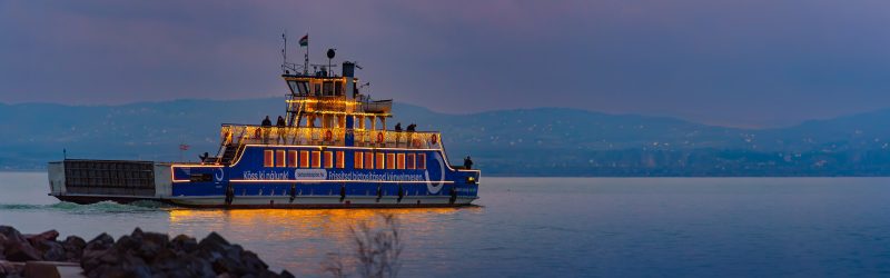 Ünnepi fényben jár idén is a balatoni Fénykomp