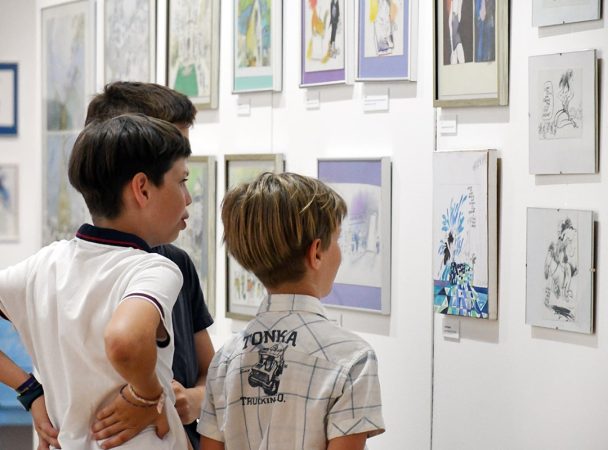 Mosolyok, legendák és mesefigurák – Sajdik Ferenc világa Vácon