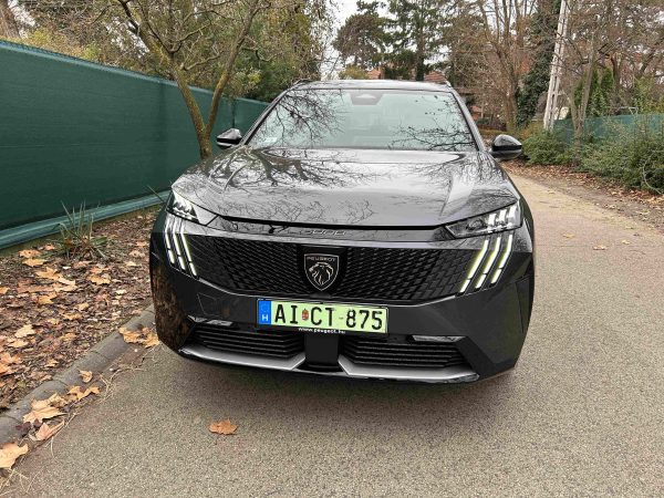 A francia prémium családi kocsi találkozása a villanyautózással. Peugeot E-5008 GT teszt.