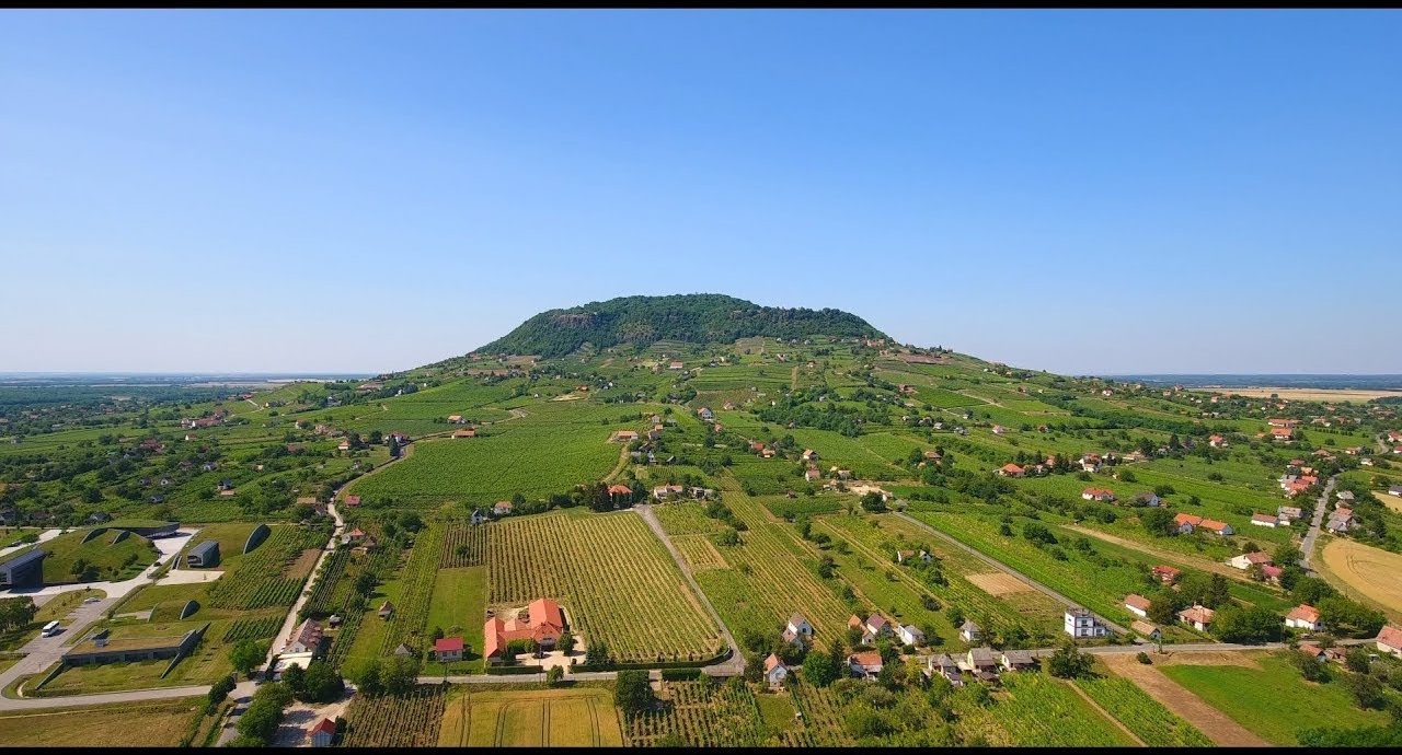 Somló, a magányos tanúhegy, amely többet ad, mint egy balatoni kirándulás Somló, a magányos tanúhegy, amely többet ad, mint egy balatoni kirándulás